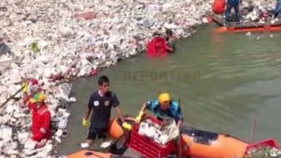 UPTD 3 Berhasil Angkat 50 Ton Sampah Dari Pintu Air yang mengarah 4 Kecamatan 17 Desa