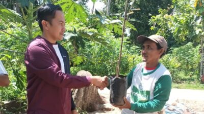 Laksanakan Program, RKN Bagikan Pohon Durian Musang King Ke Masyarakat