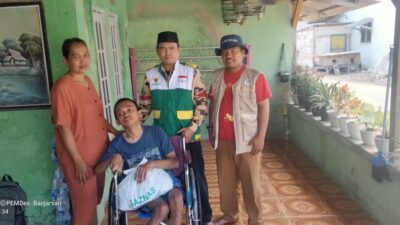 Baznas Kabupaten Bekasi memberikan bantuan Kursi Roda Ke Warga Banjarsari