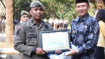 Dua Anggota Satpol PP Mendapat Penghargaan Oleh Pj Bupati Bekasi Aksi Gagalkan Kejahatan