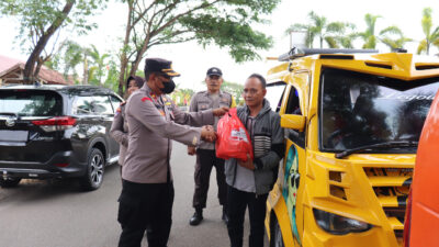 Penyesuaian Harga BBM Polres Lamsel Bagikan Sembako