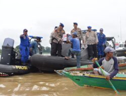 Ditpolairud Polda Sumsel, Bagikan Sembako Kepada Warga di Perairan Borang