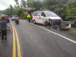 Mobil Ambulance Milik RSUD Siwa Alami Kecelakaan di Jalan Poros Sengkang