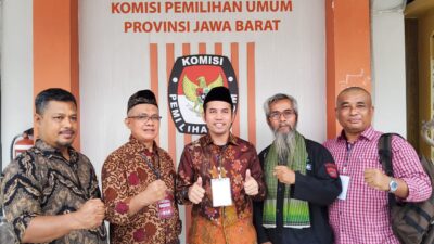 Budiyanto Menyerahkan Berkas Dukungan Balon Anggota DPD RI Ke KPUD Jabar