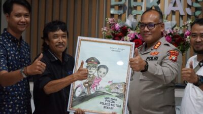 Pokja Wartawan Polres Metro Bekasi Berikan Cendera Mata Kepada Kapolres
