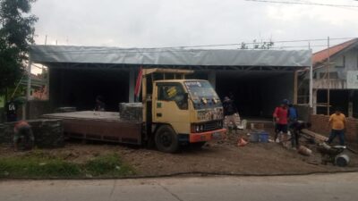 Diduga Ada Oknum Orang Ketiga Alfamart Karang Mekar Yang Memanfaatkan Tiang Gardu Listrik Pindah Posisi