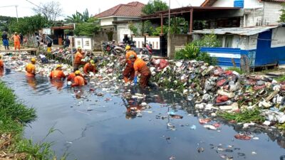 Tim Biawak UPTD Wilayah II Bersihkan Sampah Sepanjang 500 Meter