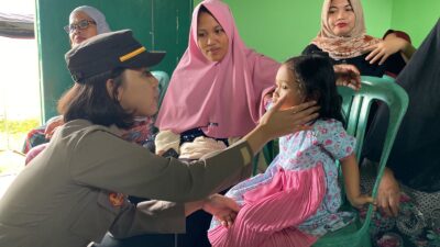 Tim Sidokkes Polres Lamsel Laksanakan Healing Kepada Korban Angin Puting Beliung di Sukapura Sragi