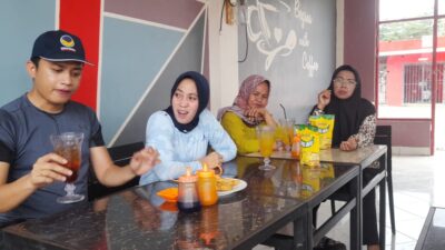 Anggota DPRD Wajo Dari Fraksi Nasdem Berbagi Tips Cara Pengembangan Usaha Bersama Pelaku UMKM di Pitumpanua