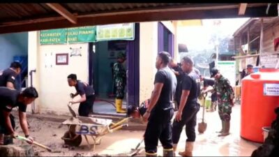 Pasca Banjir Bandang di Lahat, Tim Gabungan Bantu Warga Bersihkan Rumah
