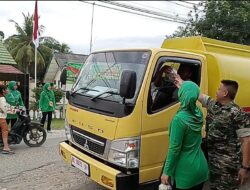 Koramil 421-08/Palas Bersama Ibu Persit KCK Ranting 09 Bagikan Takjil Ke Pengendara