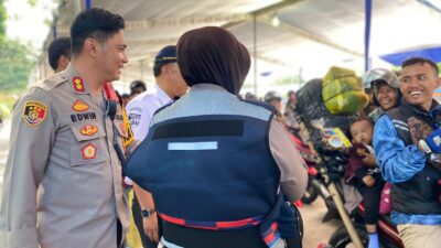 Memberi Rasa Nyaman, Polres Lamsel Bagikan Air Mineral ke Pemudik