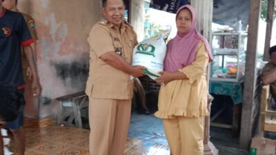 1360 KPM di Desa Mandalasari dan Sukapura Dapatkan Bantuan Beras Dari Dinsos Lampung Selatan