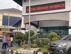 Hebohkan Running Text Bertulisan “Plt Walikota Bekasi Bobrok” Di Asrama Haji