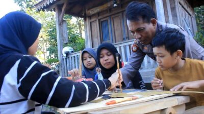 Kreatif, Kapolsek Pare Ajak Anak SD Isi Liburan Dengan Membuat Wayang
