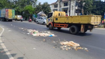 Muatan Dari Truk Sampah DKI, Berserakan di Jalan Siliwangi Bekasi