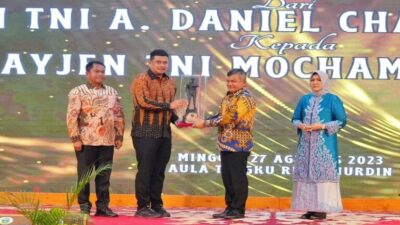 Dimalam Lepas Sambut Mayjen TNI A. Daniel Chardin, Walikota Medan Berikan Cendera Mata