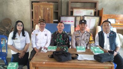 Bhabinkamtibmas Polsek Mamasa Monitoring Giat Pembagian Asupan Gizi Untuk Anak-Anak