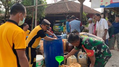 Kapolsek Kalijati dan Anggota Polsek Polres Subang Salurkan Bantuan Air Bersih Ke Masyarakat
