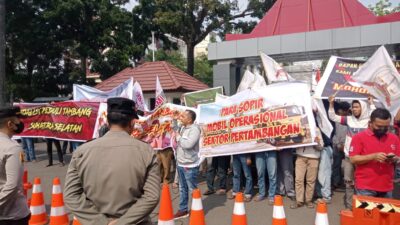 Ratusan Massa Dari Aliansi Masyarakat Untuk Keadilan Sumsel Geruduk Kantor Gubernur, Berikut Tuntutannya