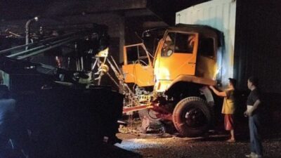 Rem Blong, Truk Hantam Sebuah Bengkel dan Kendaraan Supir Tewas Ditempat
