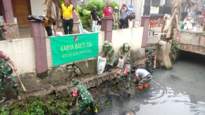 Antisipasi Terjadi Banjir, Koramil 03/Teluk Pucung Laksanakan Karya Bakti Bersama Tiga Pilar dan Masyarakat Bersihkan Kali