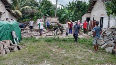 Bersama Danramil 421-06/Natar, Warga Desa Kalisari Bangun Rumah Warga Yang Rusak