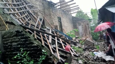 Hujan Disertai Angin Kencang di Palas Lamsel Akibatkan Rumah Milik Janda Tua Roboh