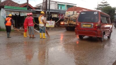 PT Adhi Acset KSO Laksanakan Kegiatan Pembersihan Jalan Raya Selang Baru