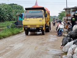Warga dan Pengendara Keluhkan Akses Jalan Perumahan Griya Hasanah Licin Akibat Aktivitas Urugan Tanah