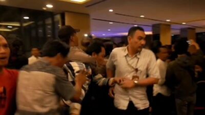 Rapat Pleno Rekapitulasi Hasil Penghitungan Suara di KPU Kabupaten Bekasi Ricuh