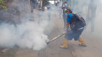 Sinergitas TNI-POLRI Dampingi Giat Fogging Serentak di Desa Sumbertanggul