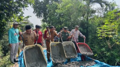 Pembangunan Jalan Beton di Desa Sumbersari Diharapkan Bisa Meningkatkan Aktivitas Pertanian