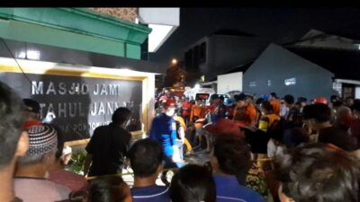 Tak Tahu Ada Lobang, Bocah 8 Tahun di Bekasi Masuk Got Saat Main Bola