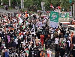 Aksi Mendukung Kemerdekaan Palestina, Ribuan Warga Kota Bekasi Turun Ke Jalan