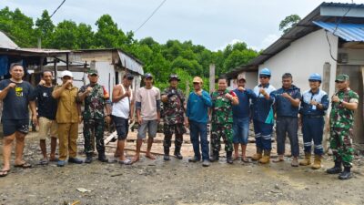 Para Babinsa Kodim 1311/Morowali Kerja Bakti Bersama Masyarakat di Lokasi Bedah Rumah di Desa Padabaho