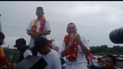 Tiba di Bandara, Pasangan RAHA Disambut Meriah Warga dan Pendukung