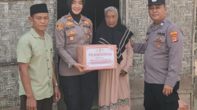 Peduli Masyarakat, Polwan di Jati Agung Lamsel Bagi-Bagi Bingkisan Sembako