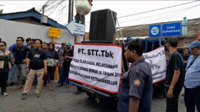 Tuntut Diberdayakan, Warga Sekitar PT Siantar Top Bekasi Gelar Aksi