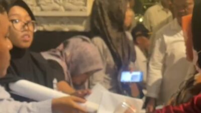 Video Timses Calon Bupati Bekasi Bagi-bagi Amplop dan APK di Rumah Makan Tersebar