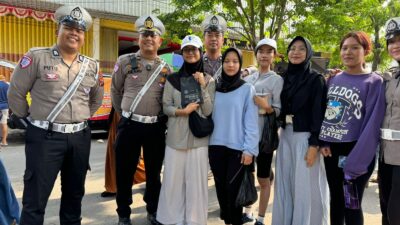 Unik, Satlantas Polres Kediri Sosialisasi dan Bagikan Helm Gratis di Area CFD Pare