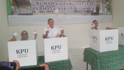 Ditemani Anak dan Istri, Tri Adhianto Gunakan Hak Suara di TPS 21 Duren Jaya