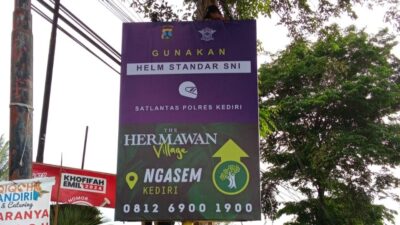 Peduli Keselamatan Berlalu Lintas, The Hermawan Village Pasang Banner Keselamatan