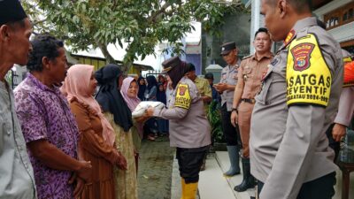 Terdampak Banjir Rob, Polres Lamsel Salurkan Bantuan dan Posko Kesehatan di Kuala Jaya