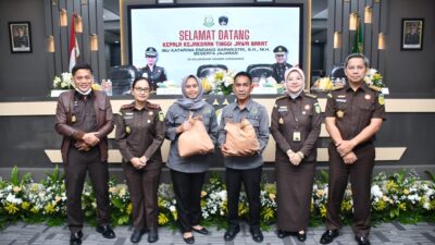 Kajati Jabar Kunker Ke Kejari Karawang Beri Bantuan Korban Banjir Desa Karangligar