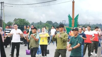 Pj Bupati dan Masyarakat Senam di Bundaran Tugu Pedang