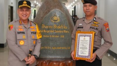Personil Polresta Deli Serdang Terima Penghargaan dari Kapolda Sumut Atas Aksi Heroik Evakuasi Korban Banjir