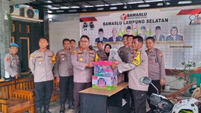 Kapolres Lamsel Beri Tali Asih untuk Personel Pengamanan di KPUD