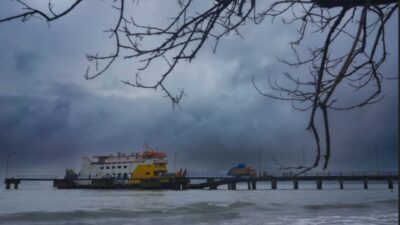Dampak Cuaca Ekstrim, Tiket di Pelabuhan Bakauheni Dibatasi