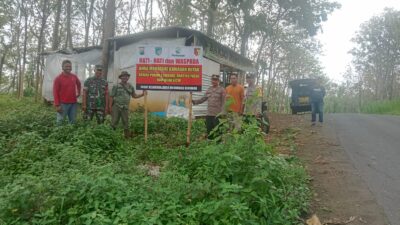 Polsek Kandangan Pasang Spanduk Himbauan Pohon Tumbang